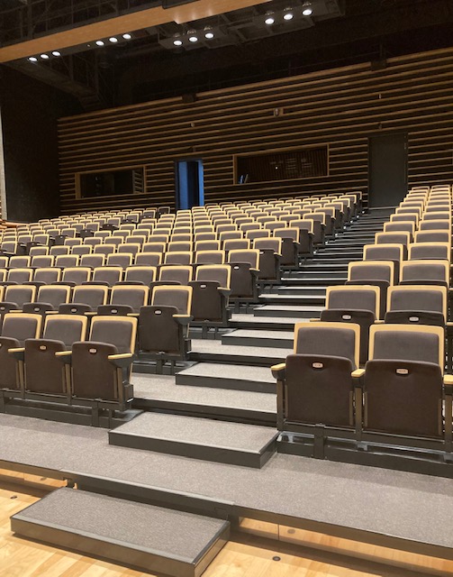 会場は多目的ホール(写真はシアター状態)