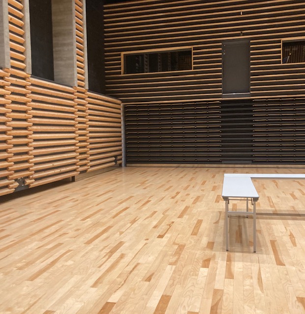 犬種はフラット状態になった多目的ホールにて開催